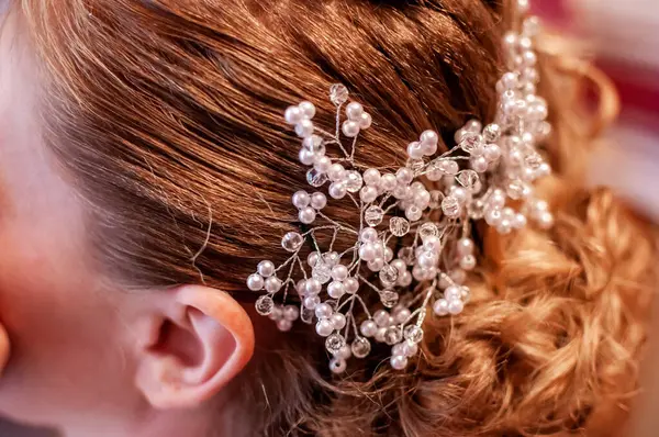 Zarif Gelinlik Saç Tarzı Zarif İnci Saçla süslenmiş.