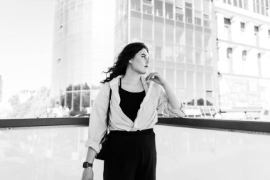 Kentsel Ayarlarda Zarafet: Şehirdeki Genç Bir Kadının Düşünceli Anı.