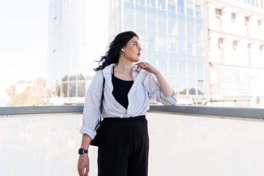 Şehirdeki Kendine Güvenen Genç Kadın Modern Mimari Arkaplan Ayarları.