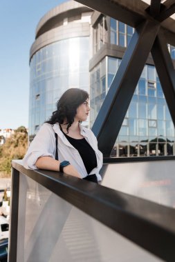 Şehir İşlerinde Çağdaş Mimariyle Düşünceli Kadın.