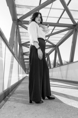 Modern Geometrik Köprüde Siyah ve Beyaz Altında Zarif Kadın.