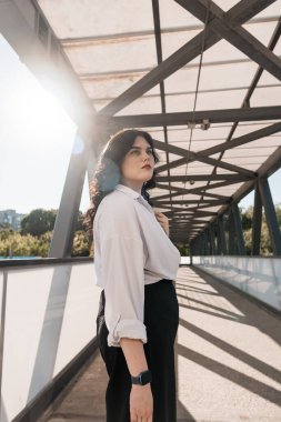 Günışığı Perspektifi ile Modern Şehir Mimarisinde Kendine Güvenen Kadın.