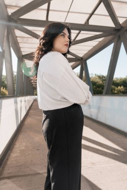 Modern Köprü 'de Profesyonel Giyimli Kendine Güvenen Kadın.