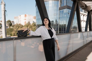 Modern Şehir Köprüsünde Mimari Arkaplanlı Zarif Dengeli Kadın.