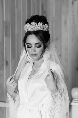 Süslü Taçlı Zarif Gelin ve Siyah ve Beyaz Portreli Zarif Peçe.