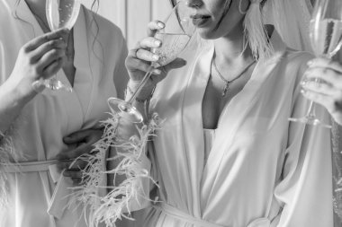 Zarif Gelinlik Hazırlıkları: Tek Renkli Sofistike Anlarda Kadeh kaldırma.