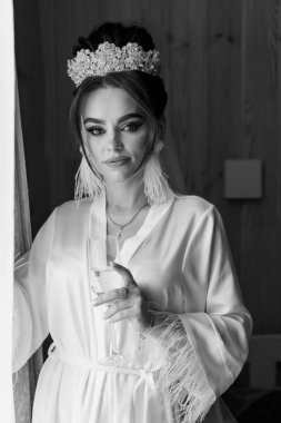 Zarafet ve Zarafet: Monokromda Ebedi Gelin Portresi.