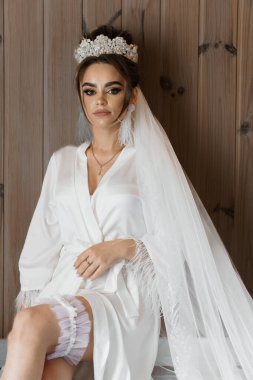 Zarif Giyimli Göz kamaştırıcı Gelin portresi, Parlak bir taç ve narin peçeyle süslenmiş.