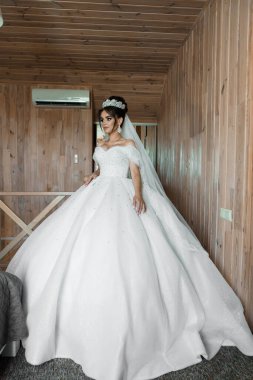 Kırsal Ahşap Ayar 'da Sersemletici Omuzsuz Gelinlikte Zarif Gelin.