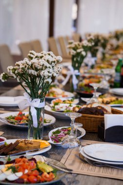 Müsrif bir ziyafet ile Zarif Akşam Yemeği Deneyimi Aç ve Hassas Çiçek Dokunuşları.