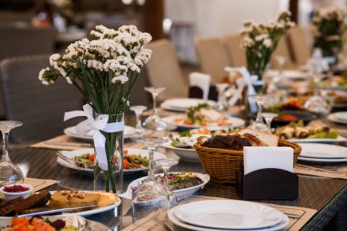 Çiçek Düzenleme ve Gurme Lezzetleri ile Zarif Yemek Masası Ayarları.