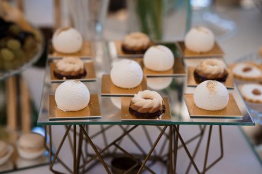 Modern Cam Stantta Çeşitli Gurme Tatlılarının Zarif Gösterimi.