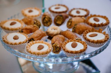 Zarif cam ayakta badem dolu hamur işlerinin enfes çeşitleri.