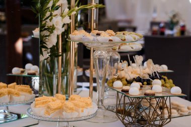 Çeşitli Pastalar ve Çiçek Düzenlemeleri ile Zarif Tatlı Büfesi Görünümü.