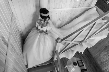 Romantik Zarafet: Tahta Merdivende Gelinlik İçinde Gelin.