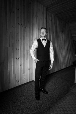 Ahşap Arkaplana Karşı Resmi Giyinen Adamın Zarif Portresi.