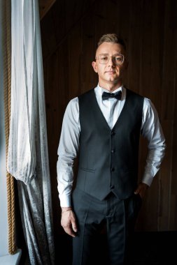 Soft Lighting 'li Pencere Tarafından Sofistike Giyimli Bir Adamın Zarif Portresi.