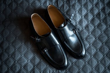 Örtülü Kumaş Arkaplanda Siyah Deri Keşiş Kayışlı Ayakkabılar.