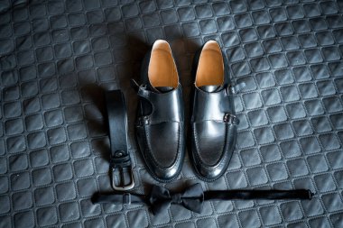 Siyah Deri Ayakkabılar, Kemer ve Doku Yüzeyinde Fiyonk Kravatlı Zarif Erkek Moda Aksesuarları.