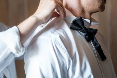 Zarif Hazırlık: Siyah Papyon ve Beyaz Gömleği Resmi Olaylar İçin Ayarlayan Adam.