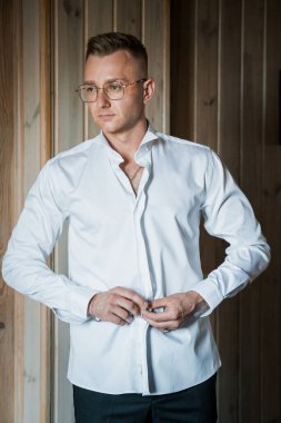 Şık Adam Ahşap Arkaplanlı Şık Giyimde Bir Olay İçin Hazırlanıyor.