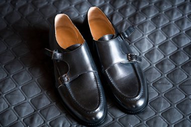 Örtülü Arkaplanda Siyah Deri Keşiş Kayışı Ayakkabıları.