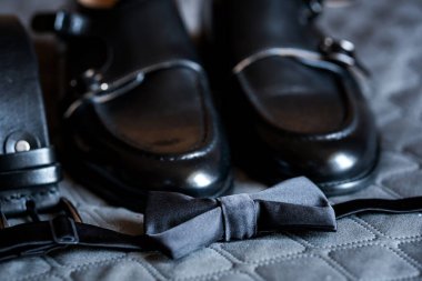 Zarif Siyah Kravat ve Deri Ayakkabı Düzenleme Örtülü Arka plan.