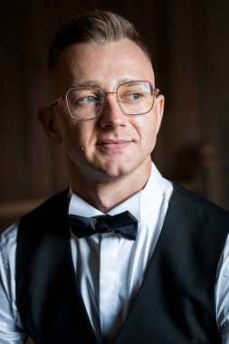 Düşünceli İfadesiyle Resmi Giyimli Bir Centilmenin Zarif Portresi.