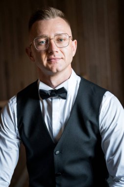 Resmi Giyimli Bir Beyefendinin Kırsal Geçmişli Zarif Portresi.