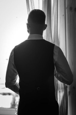 Sunlit Perdeleri 'nden Resmi Giyimli Bir Adamın Siluetli Zarafeti.