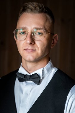 Resmi Ayar 'da Seçkin Bir Beyefendinin Zarif Portresi.