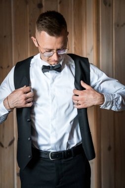 Klasik Siyah ve Beyaz Giysilerle Şık Damat Düğüne Hazırlanıyor.