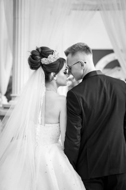 Romantik Serenat: Siyah ve Beyaz Bir Düğünün Ebedi Zarafetini Yakalamak.