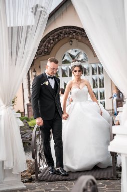 Yeni evli bir çiftin zarif düğün portresi açık hava manzarası..