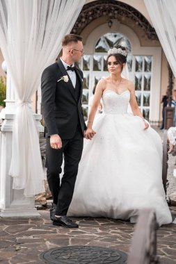 Zarif Beyaz Düğün Seremonisinde Büyüleyici Gelin ve Damat.