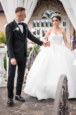 Büyüleyici Düğün Anı: Şık Giyimli Gelin ve Damat Romantik Bakışlarını Paylaşıyor.