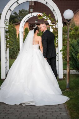 Büyüleyici Bahçe Düğünü: Zarif Beyaz Kemerler Altında Romantik Bir An.