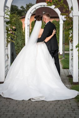 Büyüleyici Bahçe Düğünü: Kırsal Kemerlerin Altında Romantik Yürüyüş.