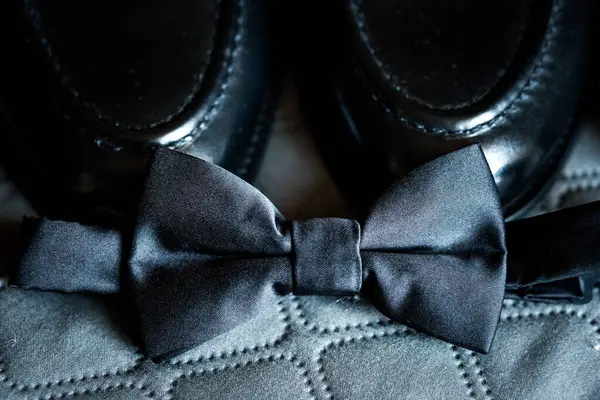 Klasik Siyah Yay Kravatlı ve Parlak Deri Ayakkabılı Zarif Resmi Kıyafet.