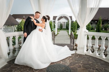 Büyüleyici Bahçe Düğünü Sütunlar ve Perdelerle Zarif Çardakların Altında.