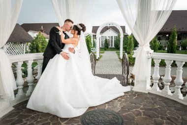 Zarif Açık Hava Düğün Töreni: Resim Bahçesi Pavyonu 'nda Romantik Gelin ve Damat Öpücüğü.