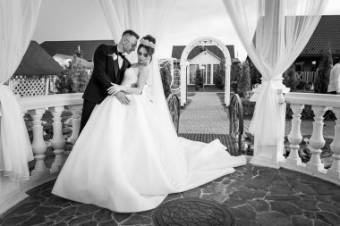 Romantik Bir Gelin ve Damat 'ın Beyaz ve Siyah Düğün Portresi Rüyalarımın Archway Altında Kucaklıyor.