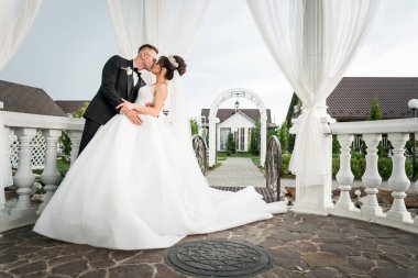 Ebediyetsiz Romantizm: Yeni evliler Resimli Sayfa Ayarlarında Şefkat Öpücüğü Paylaşır.