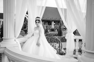 Akan Perdeleri ve Klasik Mimarisi olan Çardakta Zarif Gelin.