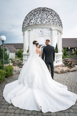 Süslü bir çardağın altında zarif bir açık hava düğün töreni..
