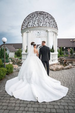 Büyüleyici Açık Hava Düğün Töreni: Süslü Gazebo 'dan Gelin ve Damat.
