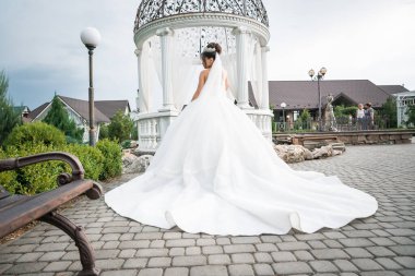 Görkemli Gelinlik İçinde Zarif Gelin Idyllic Garden 'da Süslü Çardakların Yanında.