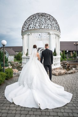 Romantik Düğün Çifti Dekoratif Teras Sahnesinde Bekliyor.