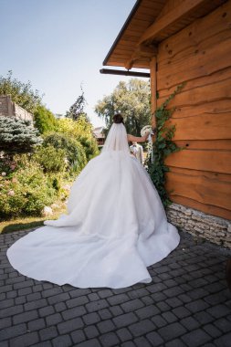 Şık Açık Hava Düğün Sahnesi: Kırsal Ahşap Kulübe yakınlarında Beyaz Gelinlikli Gelin.