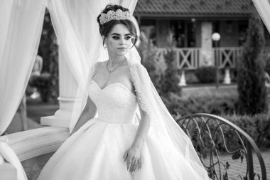 Serene Garden 'ın Ortasında Ebedi Siyah ve Beyaz Portre' de Zarif Gelin.